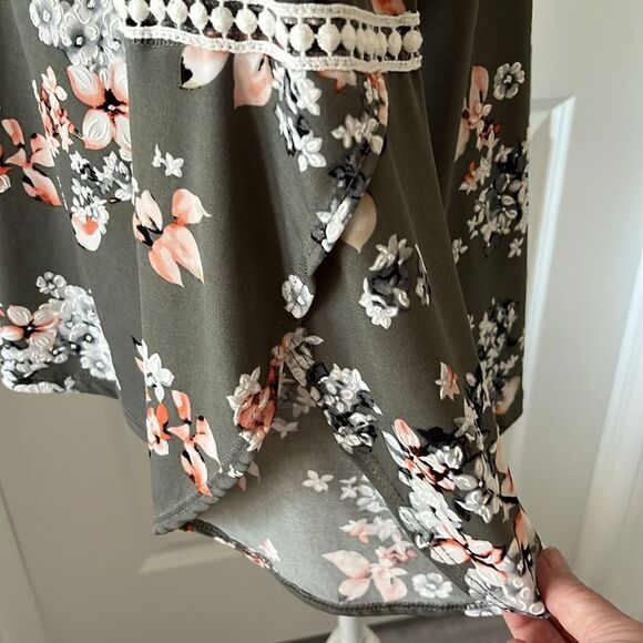 Amana Raised Floral Split Tulip Sleeve Lace Details Grey & Peach NWOT - Picture 4 of 9